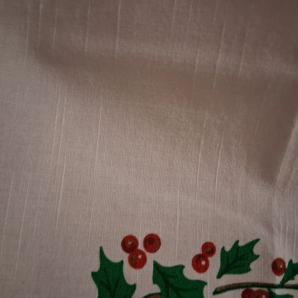 Vtg Christmas Scalloped Hem Tablecloth 50x68